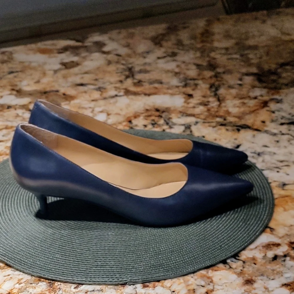 Talbots Classic Dark Blue Heels. Women's Size 9 - Picture 5 of 16